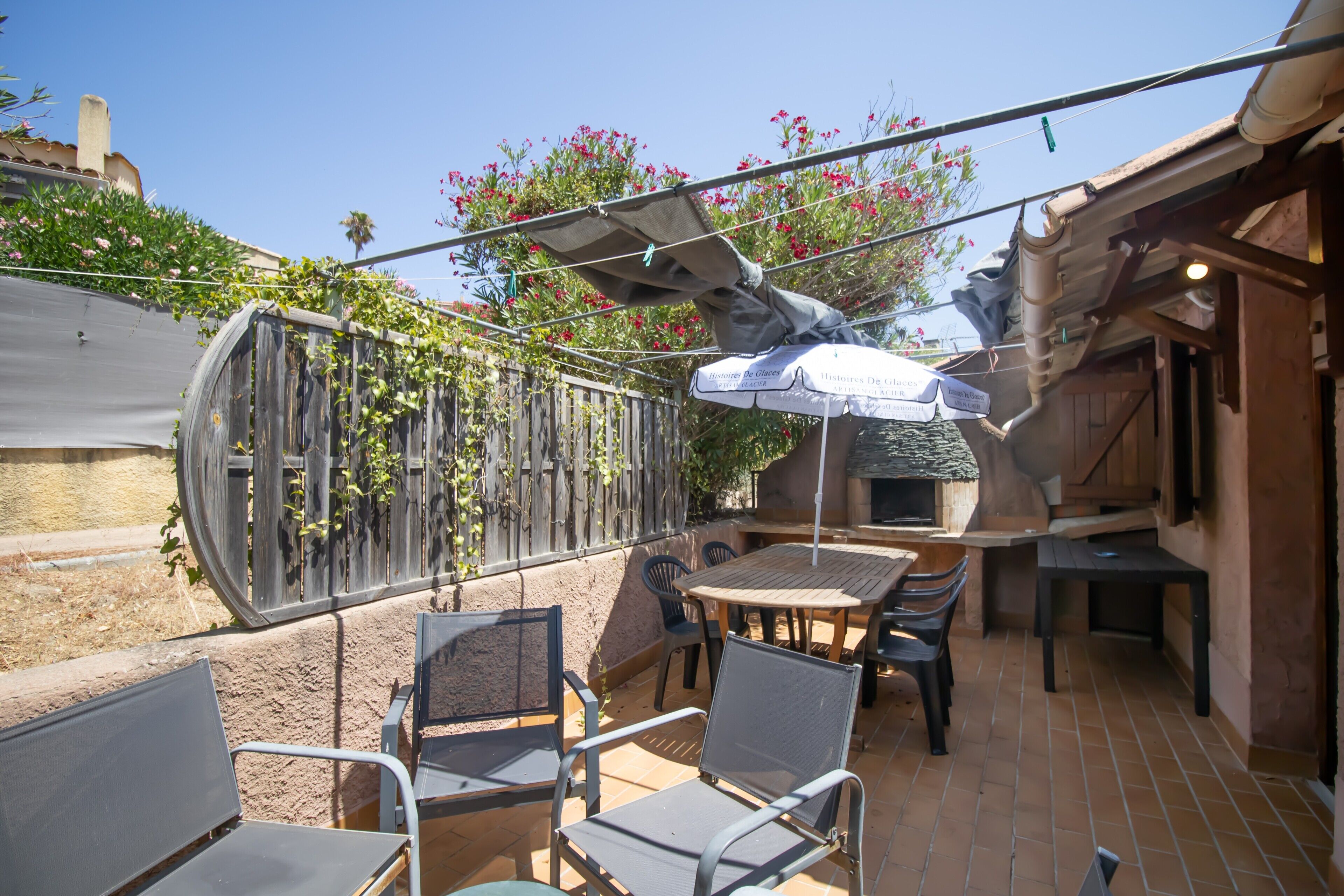 屋外ダイニングエリア