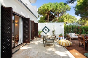 Outdoor dining - Vacation Home "Vilamoura Com Piscina E Wifi" with Private Pool, Terraces & Wi-Fi (Vilamoura)