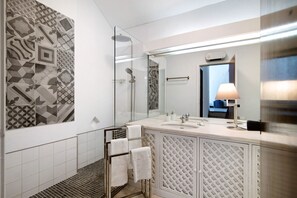 Bathtub, hair dryer, towels - Vacation Home "Vilamoura Com Piscina E Wifi" with Private Pool, Terraces & Wi-Fi (Vilamoura)