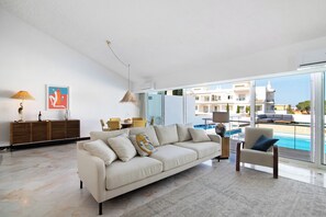 テレビ、暖炉、ストリーミングサービス