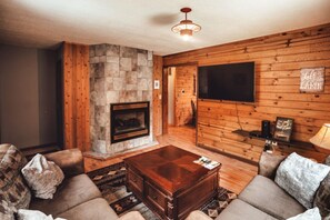Smart TV, fireplace - HotTub | Private Forest | King Bed | Near Ash Cave (Rockbridge)