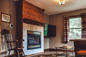 Smart TV, fireplace, books - Hot Tub |Romantic Escape | Fire Pit | Nearby Hikes (Rockbridge)