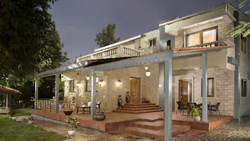 Bagian depan properti - sore/malam