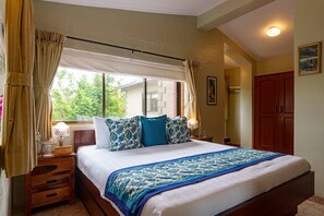 Suite, 4 habitaciones, vista al parque | Escritorio, wifi gratis y ropa de cama