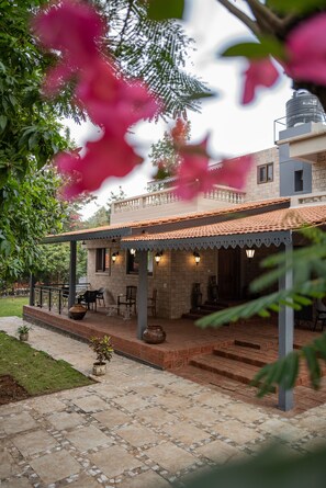 Front of property - evening/night - Dulwich Park View, Panchgani - Amã Stays & Trails  (Mahabaleshwar)