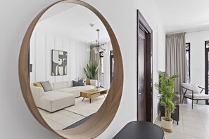 Business Apartment Zaafaran 5 110 | Living area | 50-inch flat-screen TV with cable channels - Silkhaus Zaafaran, Downtown Dubai (Dubai)