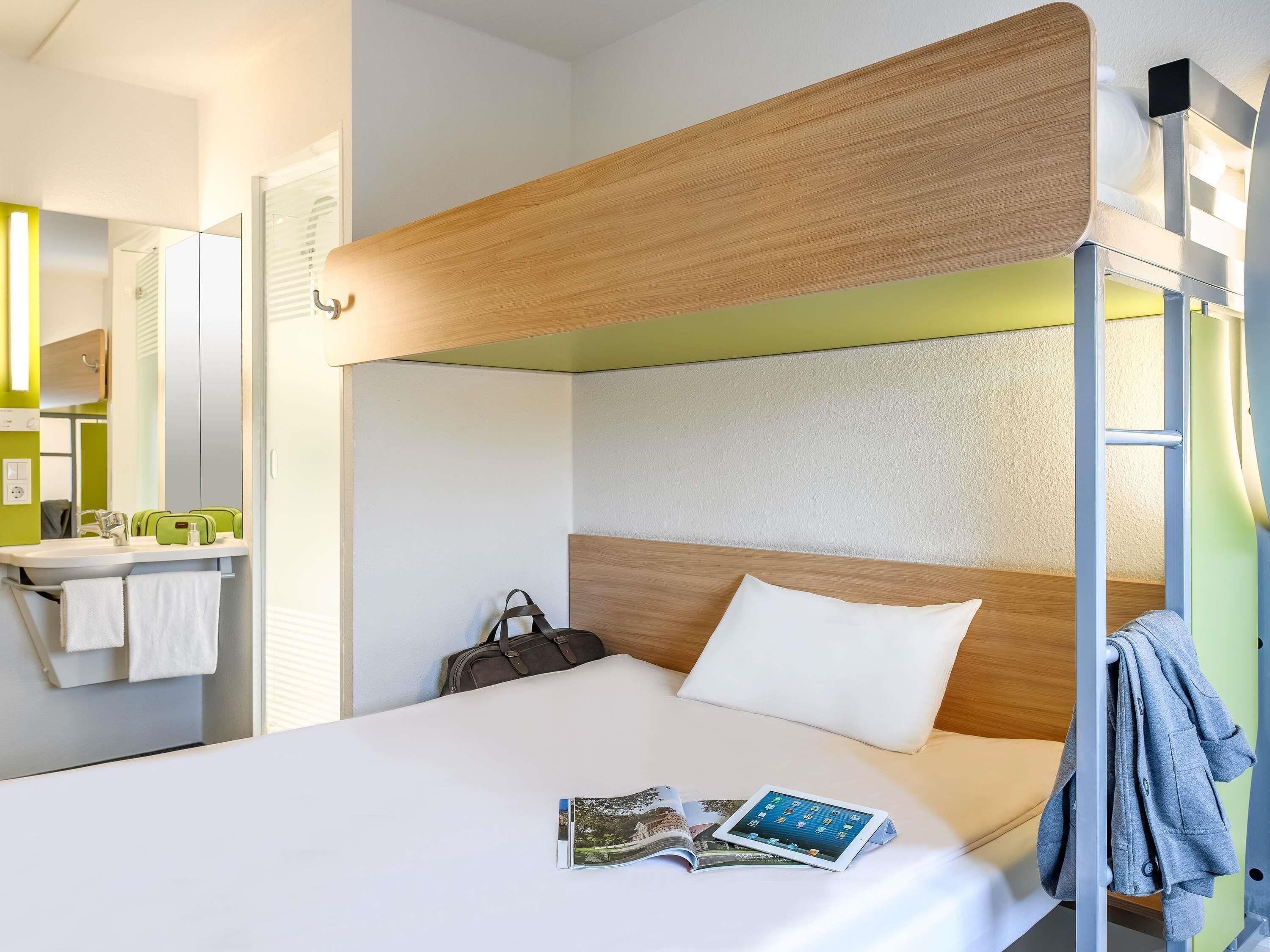 Desk, soundproofing, WiFi (free), bed sheets