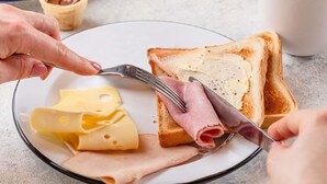 A plate with toast, cheese, and ham. - ibis budget Bordeaux Sud Villenave-d'Ornon (Villenave-d'Ornon)
