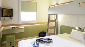 A hotel room with a bunk bed, a desk with a chair, a television, and a window. - ibis budget Bordeaux Sud Villenave-d'Ornon (Villenave-d'Ornon)