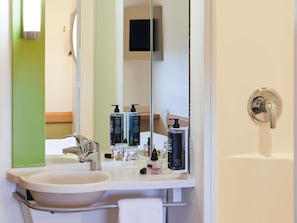 Desk, soundproofing, free WiFi, bed sheets - ibis budget Bordeaux Sud Villenave-d'Ornon (Villenave-d'Ornon)