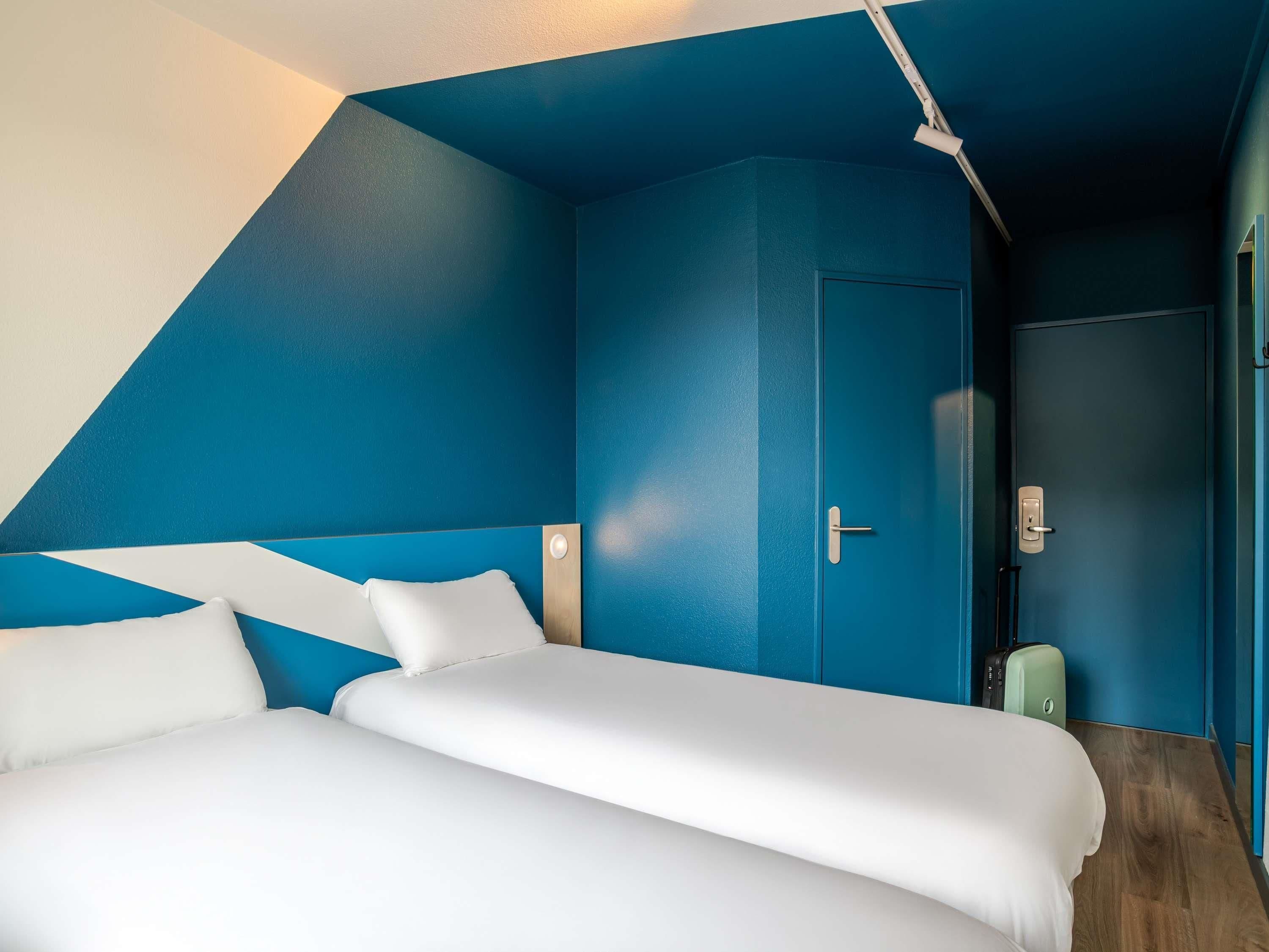 Habitación estándar, 2 camas individuales | Escritorio, sistema de insonorización, wifi gratis y ropa de cama
