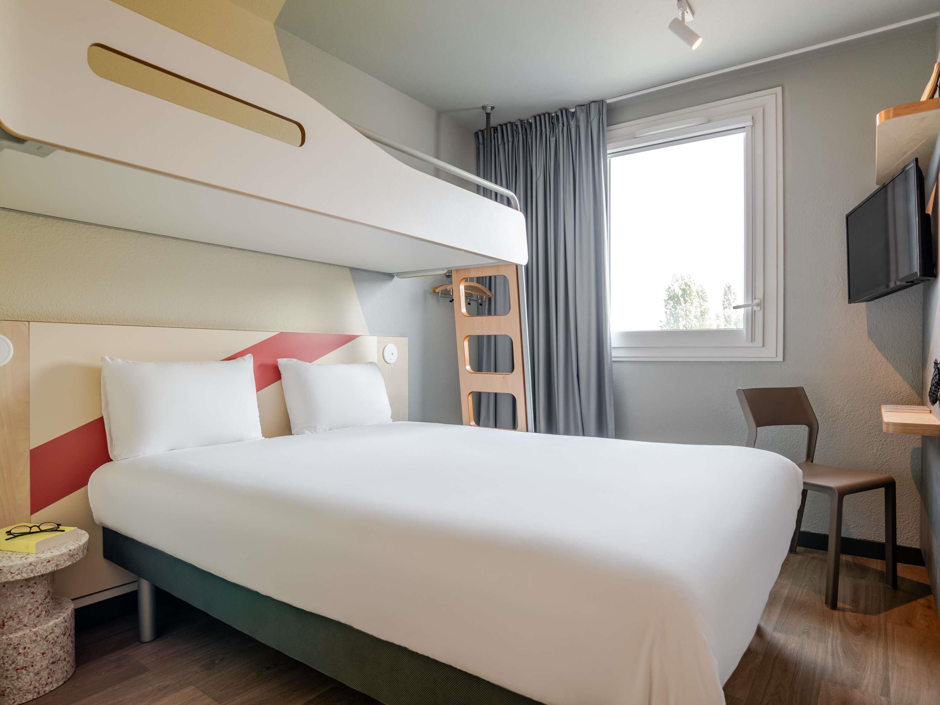 Standard Room, Multiple Beds | Desk, soundproofing, WiFi (free), bed sheets