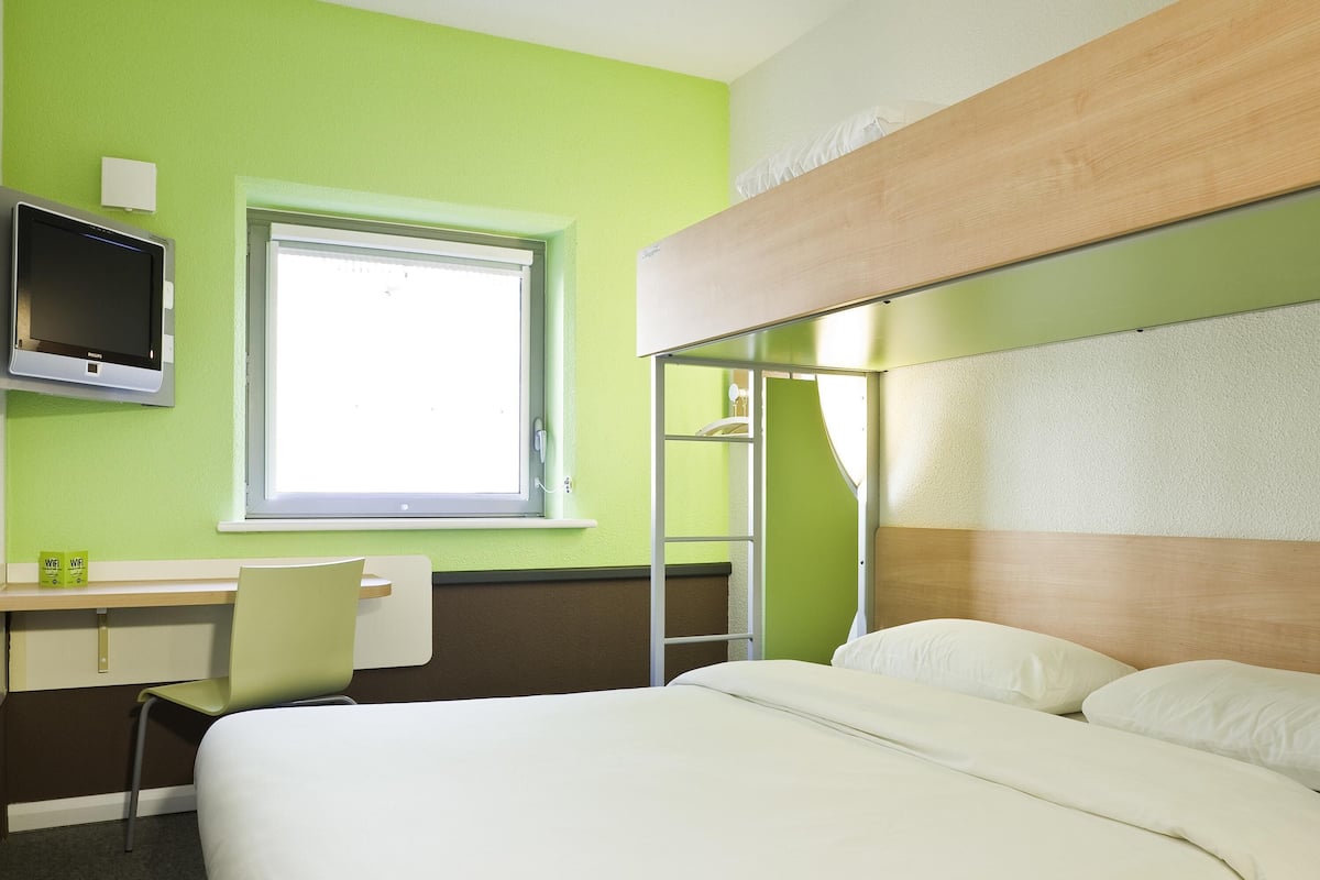 Familierom, 2 dobbeltsenger | Skrivebord, wi-fi (inkludert) og sengetøy