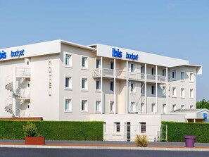 A modern hotel building with multiple balconies and a clear sky. - ibis budget Bordeaux Sud Villenave-d'Ornon (Villenave-d'Ornon)