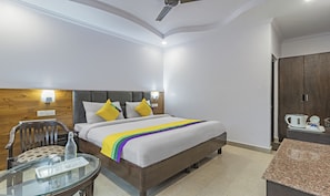Soundproofing, iron/ironing board, rollaway beds, bed sheets - Itsy Hotels Peak View, 300 Mts From Mall Road (Mussoorie)