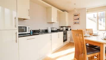 Fridge, dishwasher, toaster, cookware/dishes/utensils