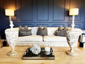 تلفزيون ذكي، كُتُب، ستيريو، مكتب