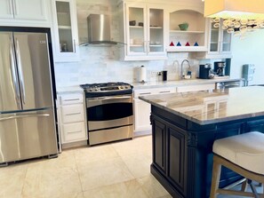 ثلاجة، ميكروويف، فرن، موقد طهي مسطح