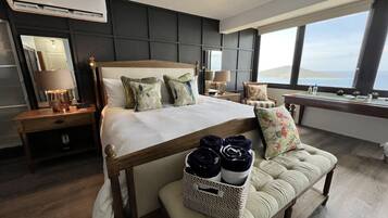 1 habitación, escritorio, tabla de planchar con plancha y cuna de viaje