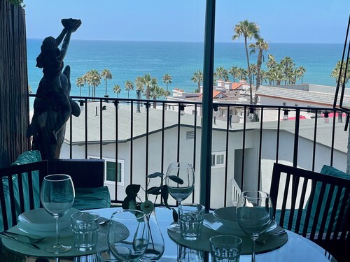 SurfView VR: Best Ocean and Pier View, 5 mins to Beach, Cozy Patio, Pet Friendly