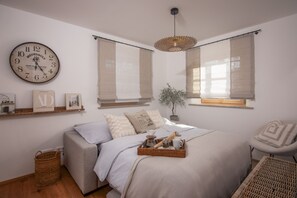 2 chambres, fer et planche à repasser, lit de bébé portatif