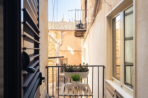 Standard Apartment | Hypo-allergenic bedding, down comforters, desk, laptop workspace - Open Sicily - Residence ai Quattro Canti (Palermo)