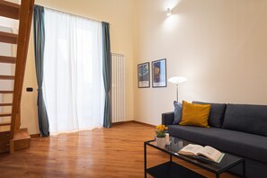 Deluxe-Apartment | Wohnbereich | 32-Zoll-Fernseher mit Kabelempfang