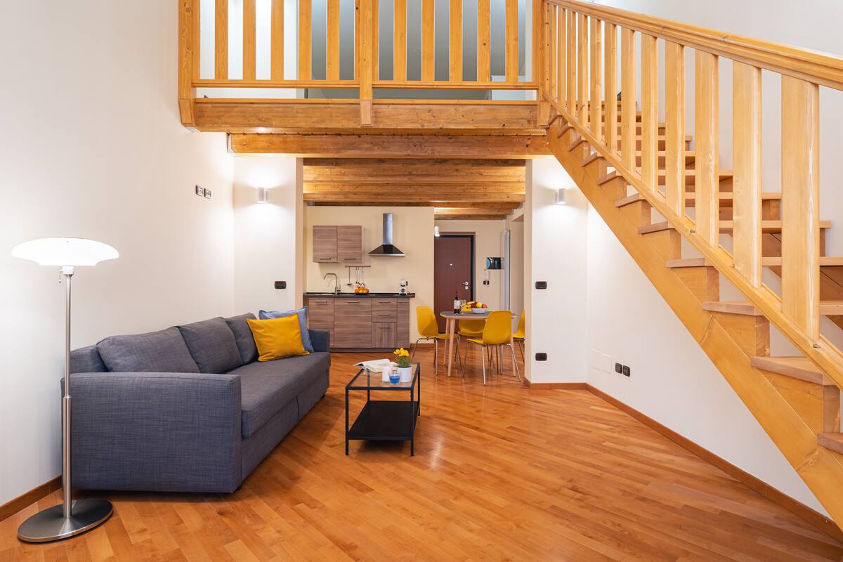 Appartement Deluxe | Coin séjour | Télévision de 32 pouces avec chaînes par câble