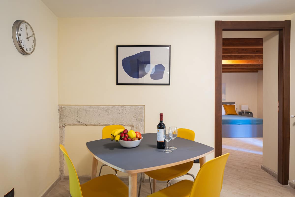 Appartamento Standard | Area soggiorno | TV 32 pollici con canali via cavo