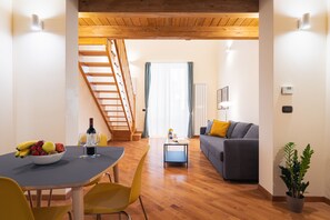 Deluxe Apartment | Living area | 32-inch TV with cable channels - Open Sicily - Residence ai Quattro Canti (Palermo)