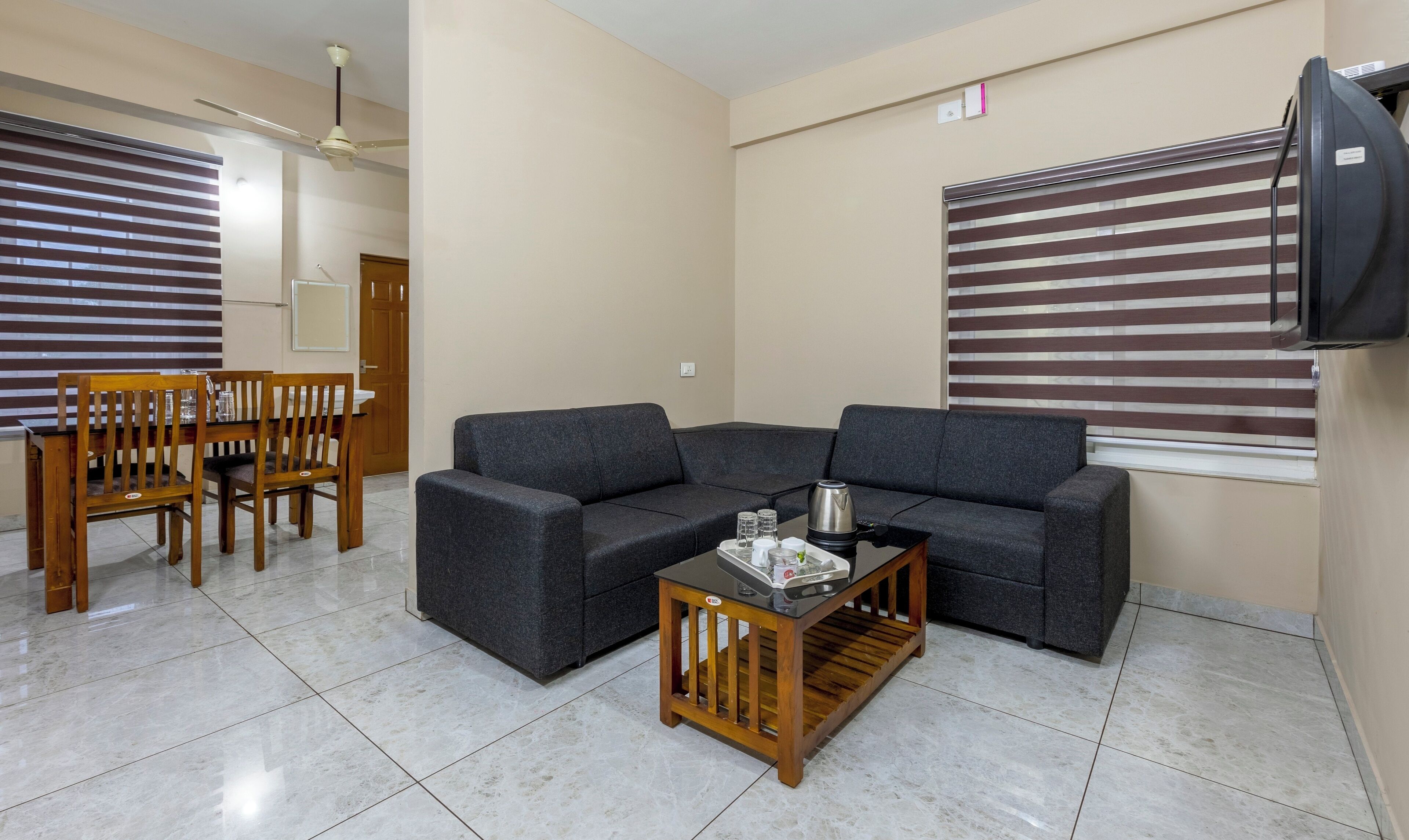 مكتب ومكواة/لوح كي