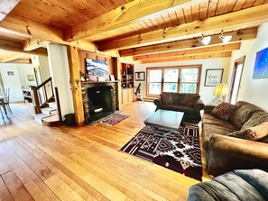 Smart TV, chimenea, futbolito, estéreo