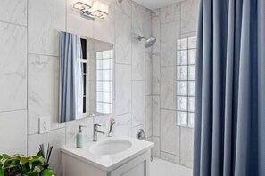 SĂšche-cheveux, serviettes fournies, savon, papier toilette