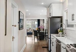 Private kitchen - Walk to Plaza & Park + Close to KU Med & St. Lukes Hospitals (Kansas City)