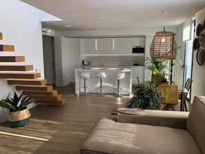 TV connectée, cheminée, livres