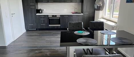 Fridge, oven, stovetop, dishwasher