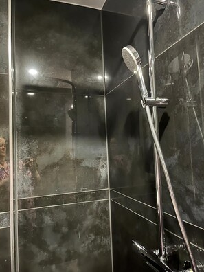 Shower, towels, soap - Schöne Moderne Erdgeschoss Ferienwohnung (Meisenheim)