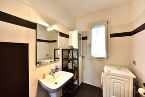 Douche, bidet, serviettes fournies, shampooing