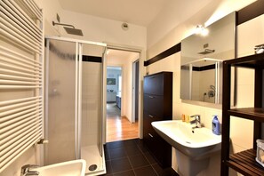 Douche, bidet, serviettes fournies, shampoing