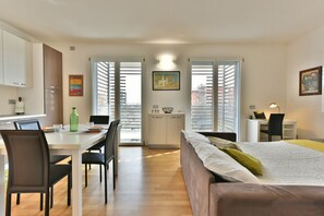 2 chambres, fer et planche à repasser, lit de bébé portatif
