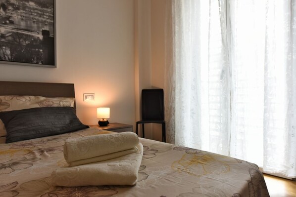 2 chambres, fer et planche à repasser, lit de bébé portatif