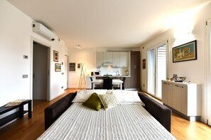 2 soverom, strykejern/-brett og reiseseng for barn