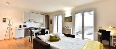 2 bedrooms, iron/ironing board, travel crib