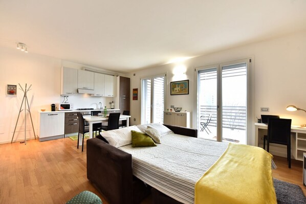 2 chambres, fer et planche à repasser, lit de bébé portatif