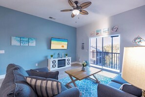 Smart TV, fireplace, books - Tranquil Bahama Bay retreat: Lakeview bliss (Davenport)