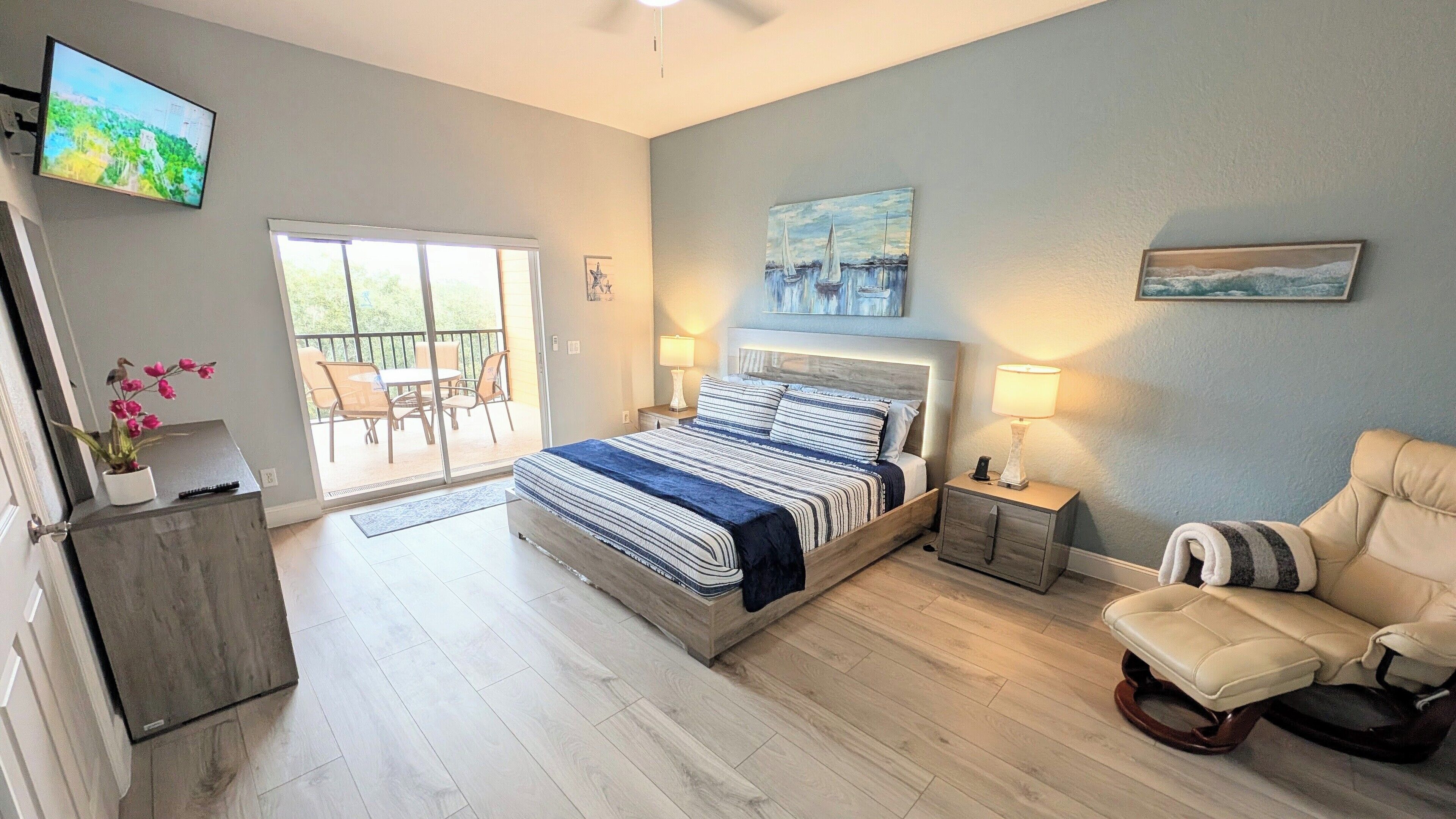 3 habitaciones, escritorio y tabla de planchar con plancha 