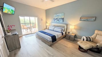 3 habitaciones, escritorio y tabla de planchar con plancha