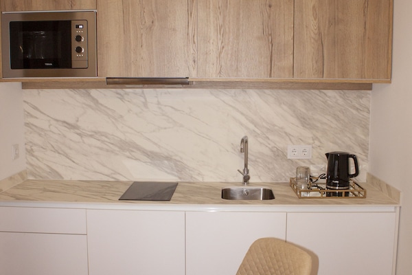 Deluxe Room | Private kitchen | Electric kettle