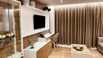 Suite presidencial | Área de sala de estar | Smart TV de 55 pulgadas con canales digitales y televisión