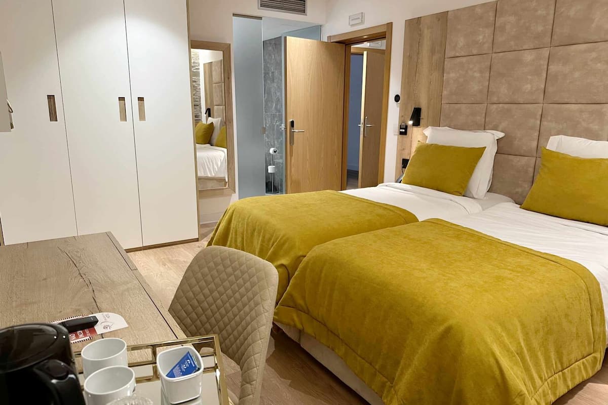 Classic Twin Room | 1 bilik tidur, bar mini, peti besi dalam bilik, kalis bunyi
